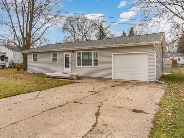 214 7th St, Breckenridge, MI 48615