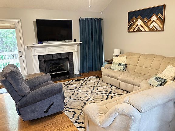 3rd image of 275 Augustine Dr