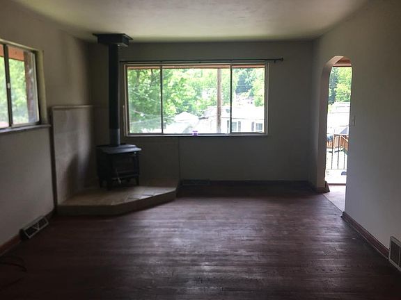 3rd image of 207 Sutherland Dr #1