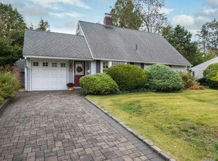 60 Woodpecker Ln, Levittown, NY 11756