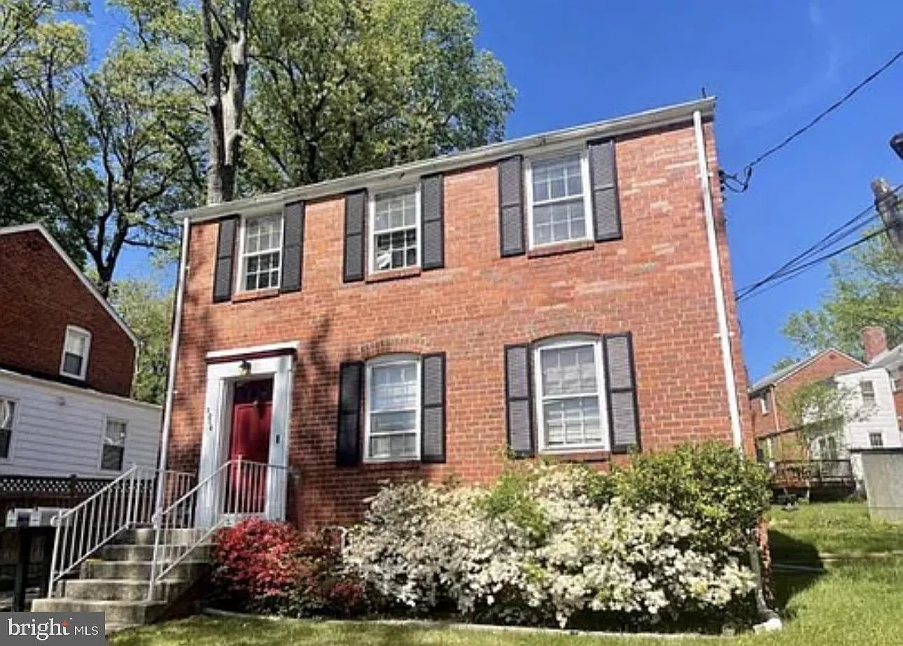 3 bed, 1.0 bath, 2674 sqft, $2,580 — Photo 1