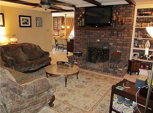 5th image of 812 Saint Julien Dr