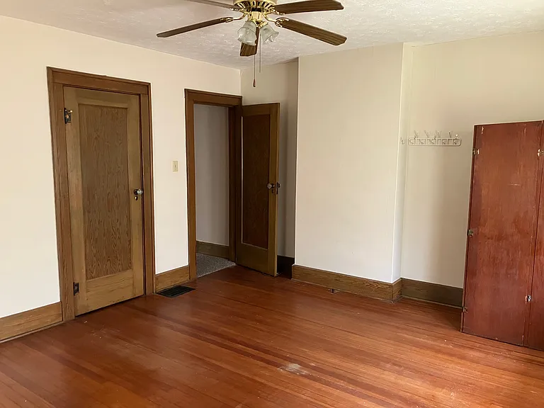 225 E Allen St — Photo 10