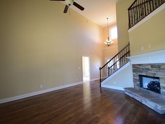 5th image of 706 Burgundy Ct
