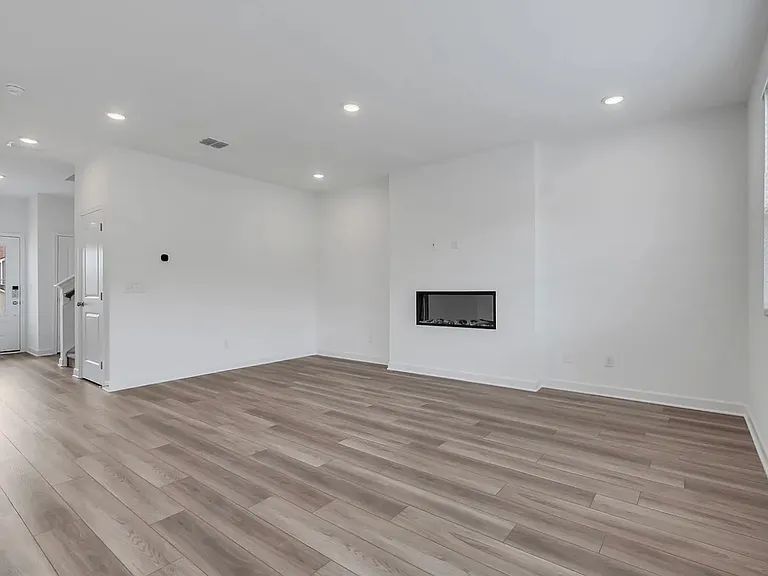 168 E Millbrook Dr — Photo 6