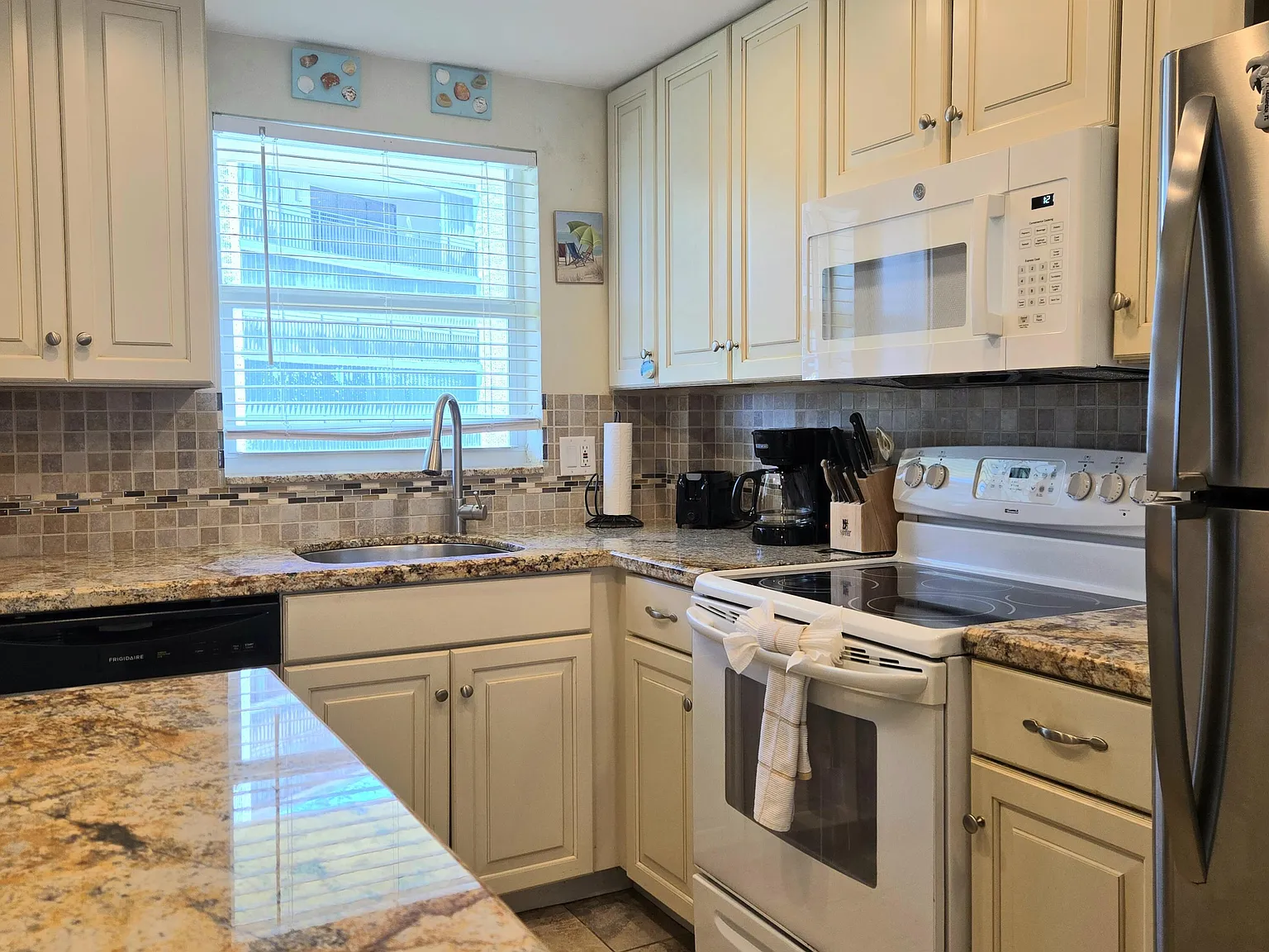 2 bed, 2.0 bath, 1050 sqft, $6,000 — Photo 4