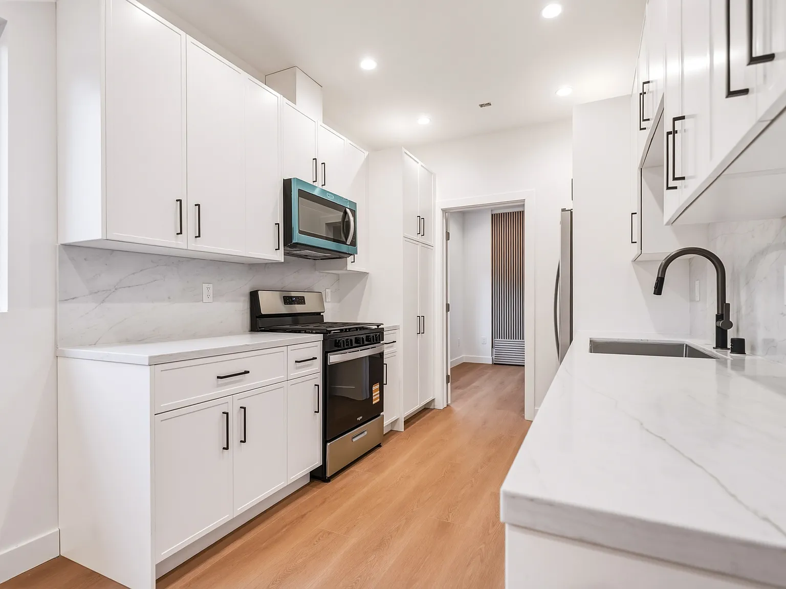 2 bed, 1000 sqft, $2,970 — Photo 4