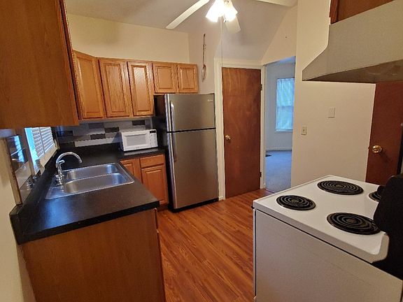 3rd image of 904 Burrstone Rd Floor 1