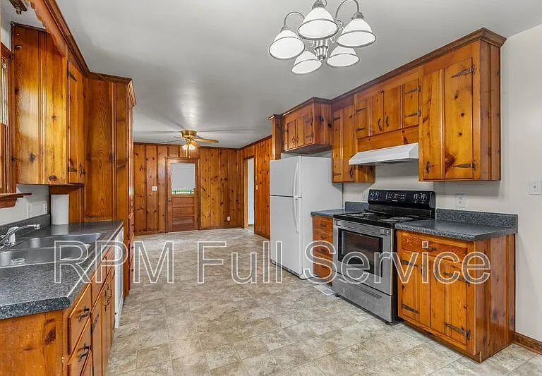 570 Carol Dr — Photo 15