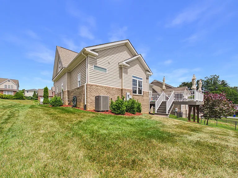 912 Kentwood Dr — Photo 8