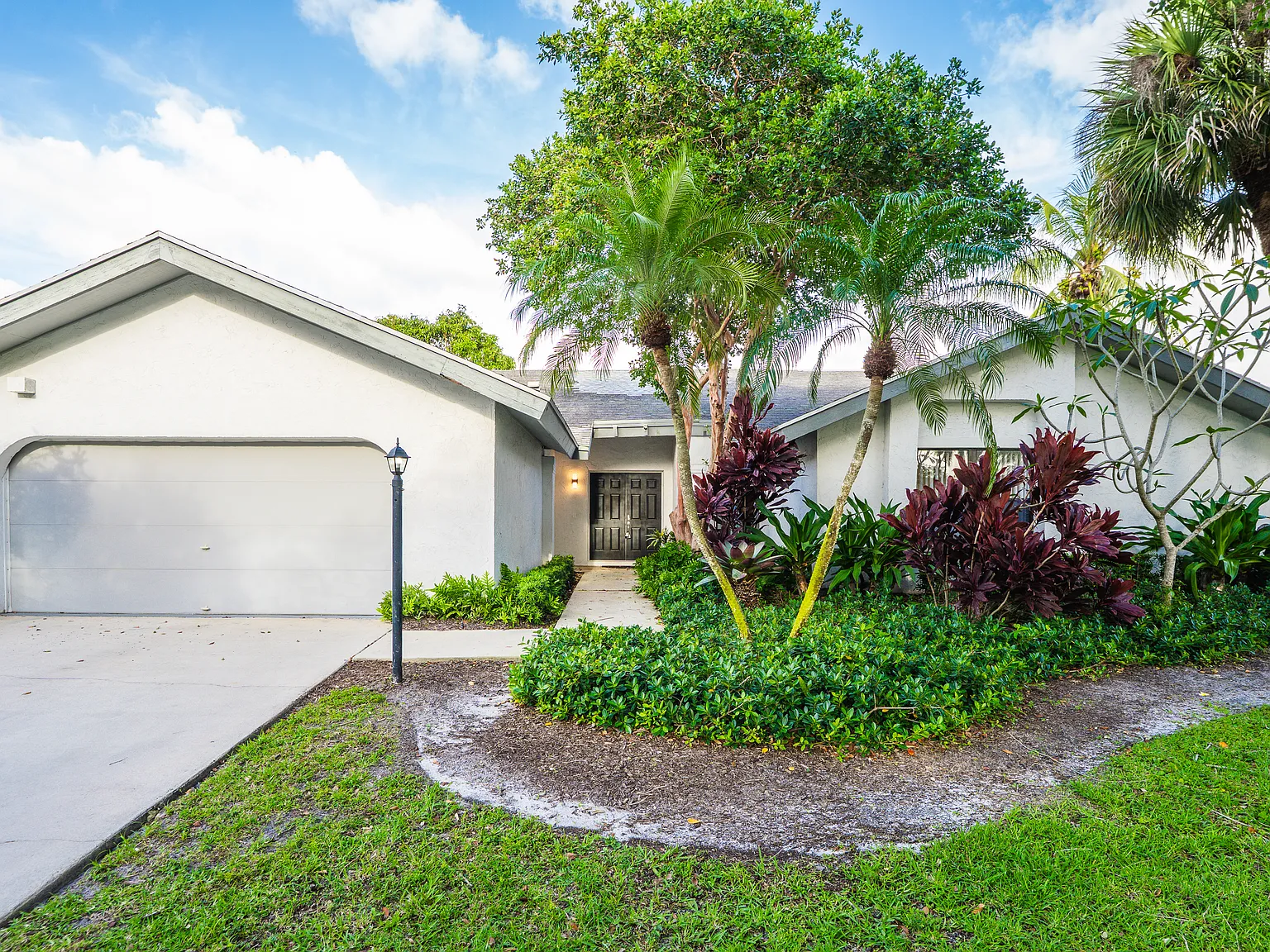 4 bed, 3.5 bath, 2869 sqft, $8,000 — Photo 2