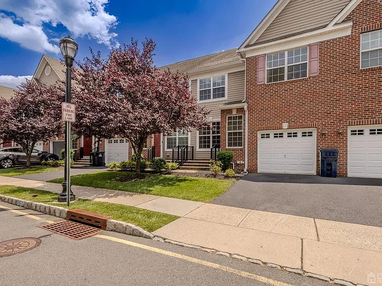 2474 N Canterbury Ln — Photo 3