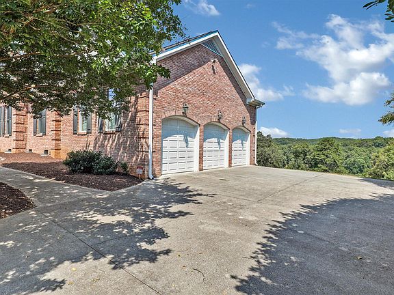 3rd image of 210 Conkinnon Dr