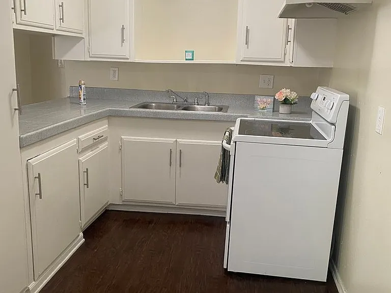 508 S Victoria Ave — Photo 5