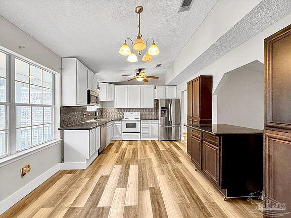 5th image of 590 Peppertree Ln