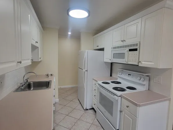 29 Balance Rock Rd APT 6, Seymour, CT 06483