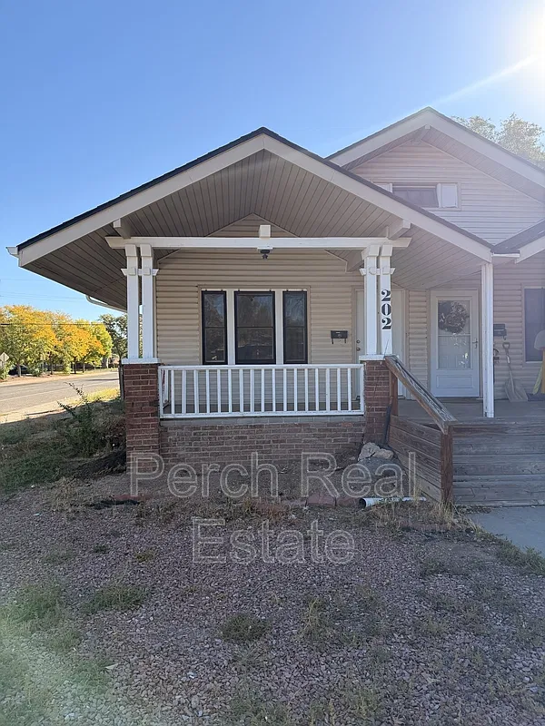 3 bed, 1.0 bath, 1912 sqft, $2,350 — Photo 1