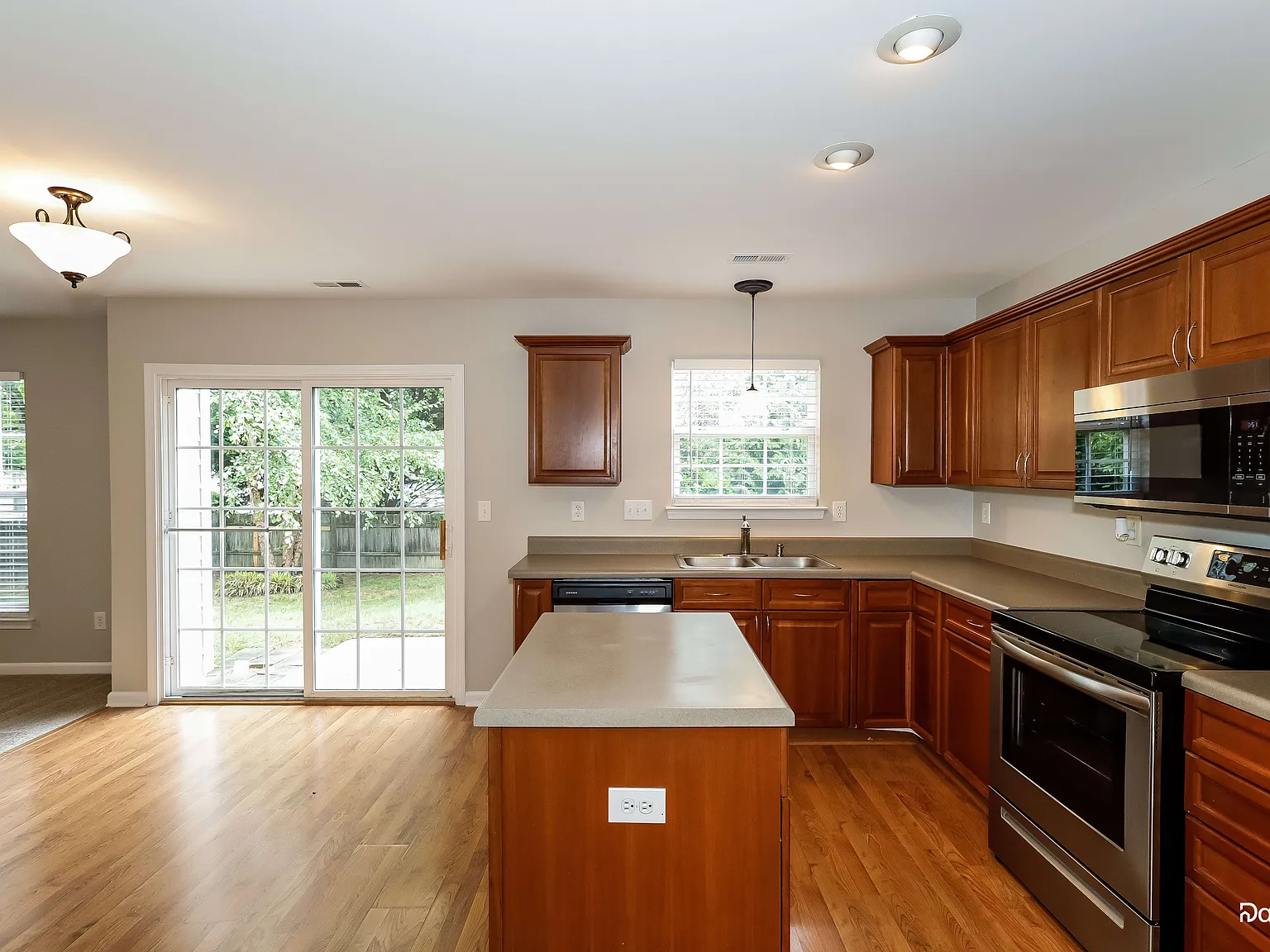 3 bed, 2.0 bath, 1591 sqft, $2,345 — Photo 3