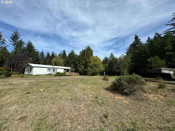 4988 S Loftus Rd, Florence, OR 97439