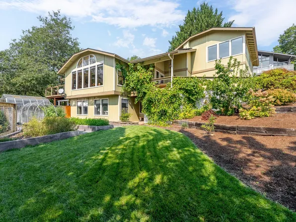 1748 NW Crescent Dr, Grants Pass, OR 97526