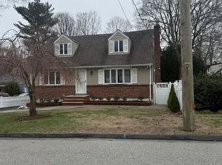195 W 22nd St, Huntington, NY 11743