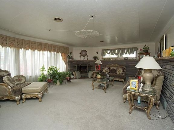 3rd image of 2546 Parkview Dr