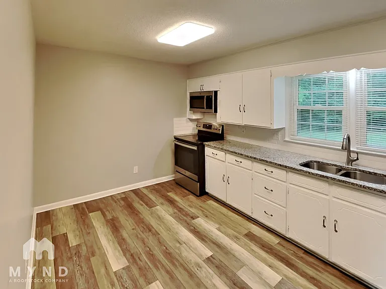 502 Cuthbertson St — Photo 5