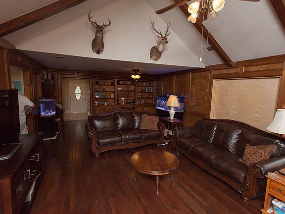 Wall of built ins to display your prettiest pieces in the dining room