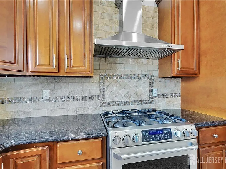 95 Calvert Ave E — Photo 13