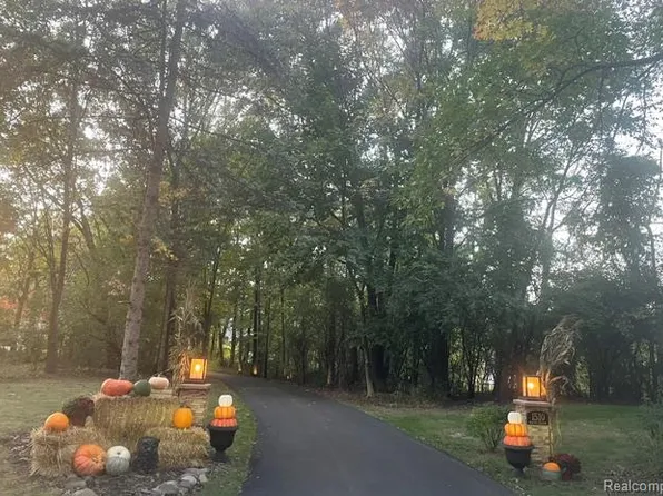 1510 Milford Hills Dr, Milford, MI 48381