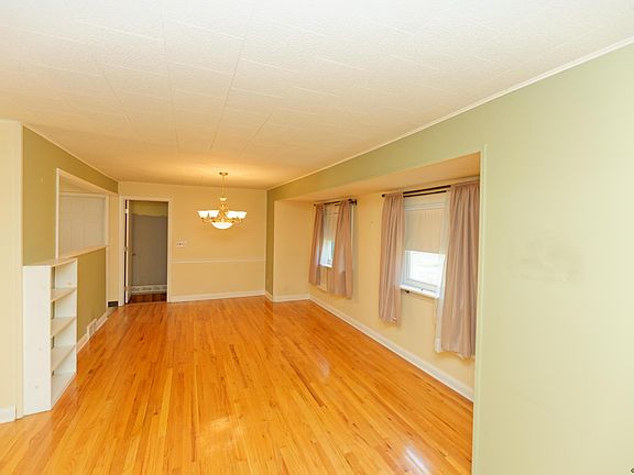 5th image of 11 Saint Stephens Ln E