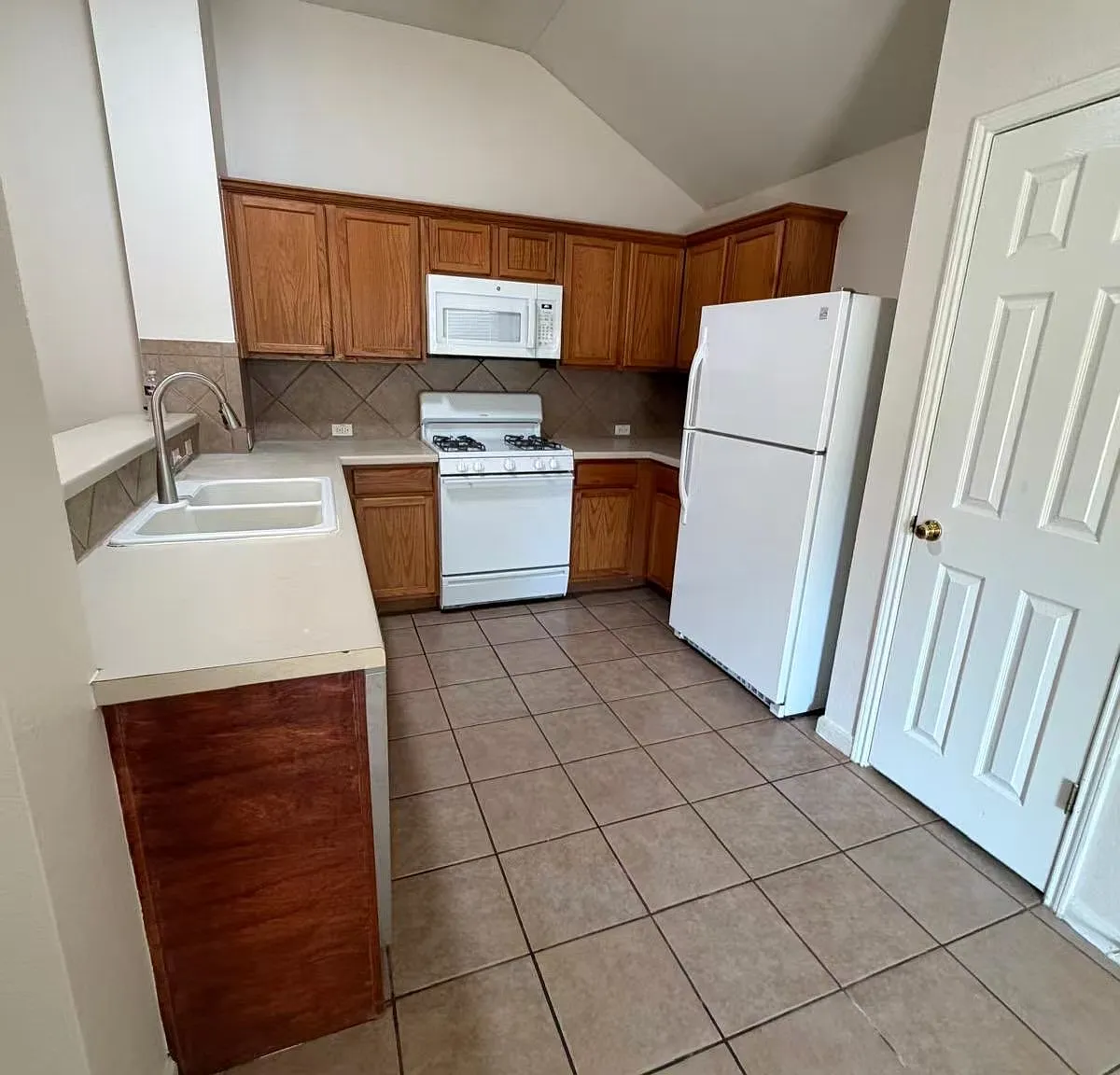 3 bed, 1356 sqft, $1,795 — Photo 4