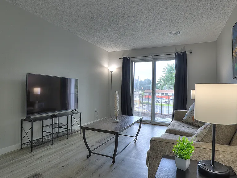 2480 N Graceland Ave #8 — Photo 16