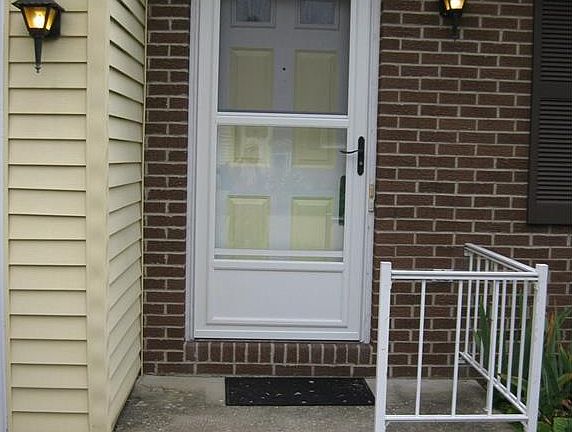 3rd image of 701 Oakmont Ct