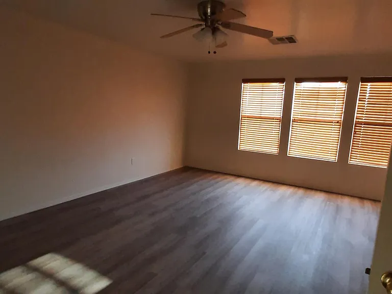 Spacious Master Bedroom - 18ft x 15 ft