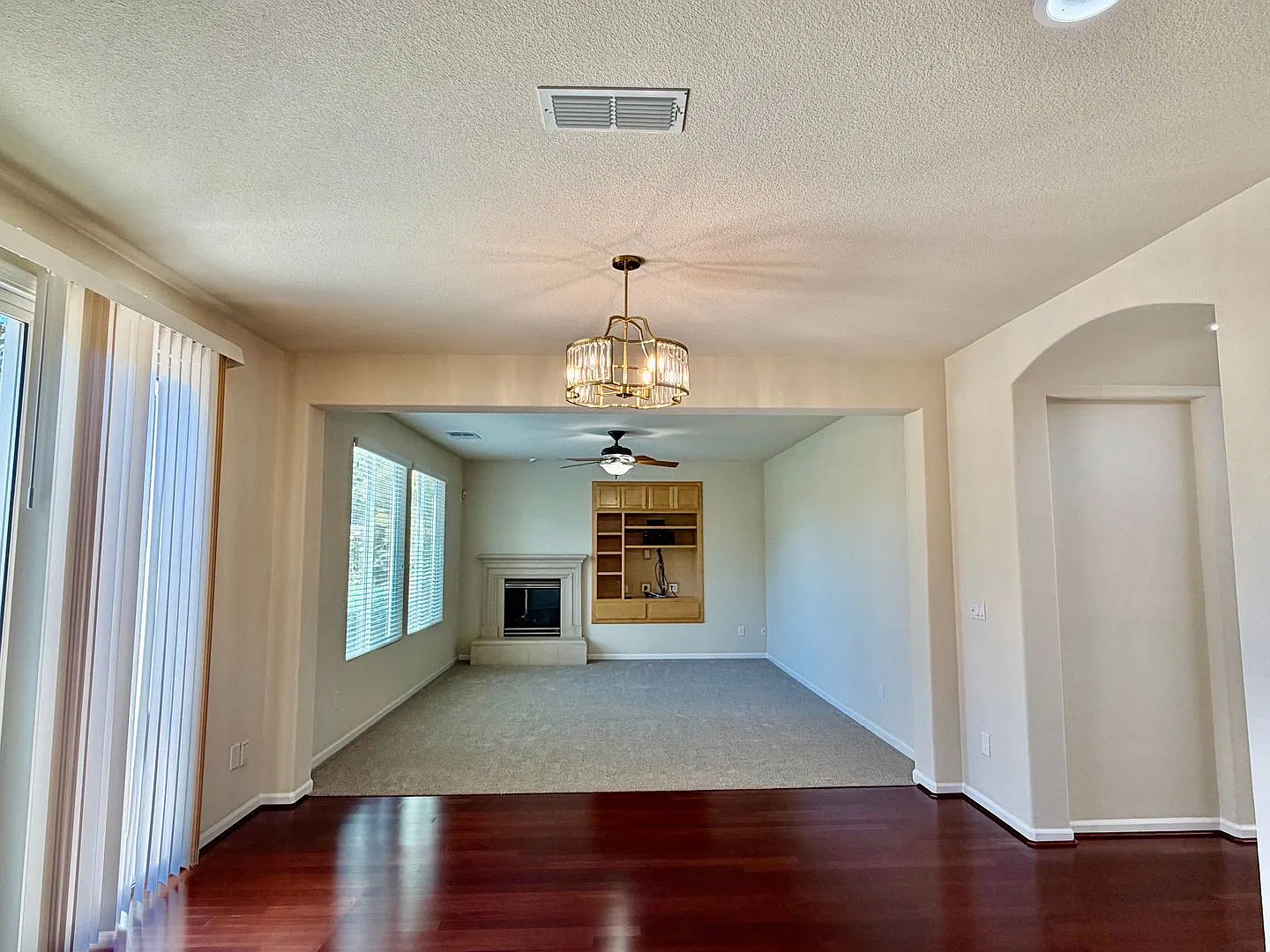Gorgeous 4 Bedroom Home W/Pool In Gated Serrano Community!! — Photo 4