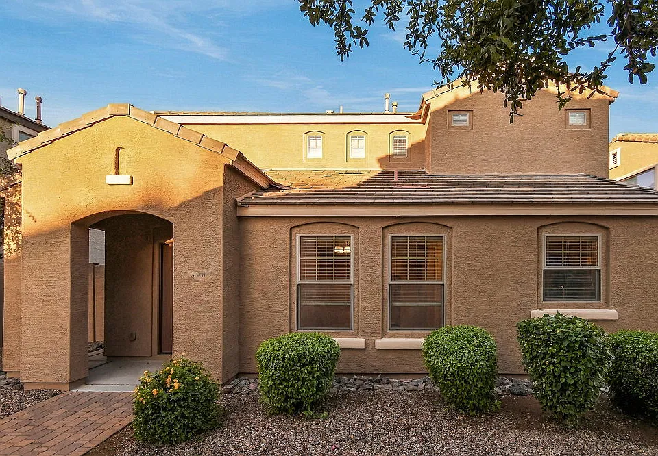 3301 E Loma Vis
