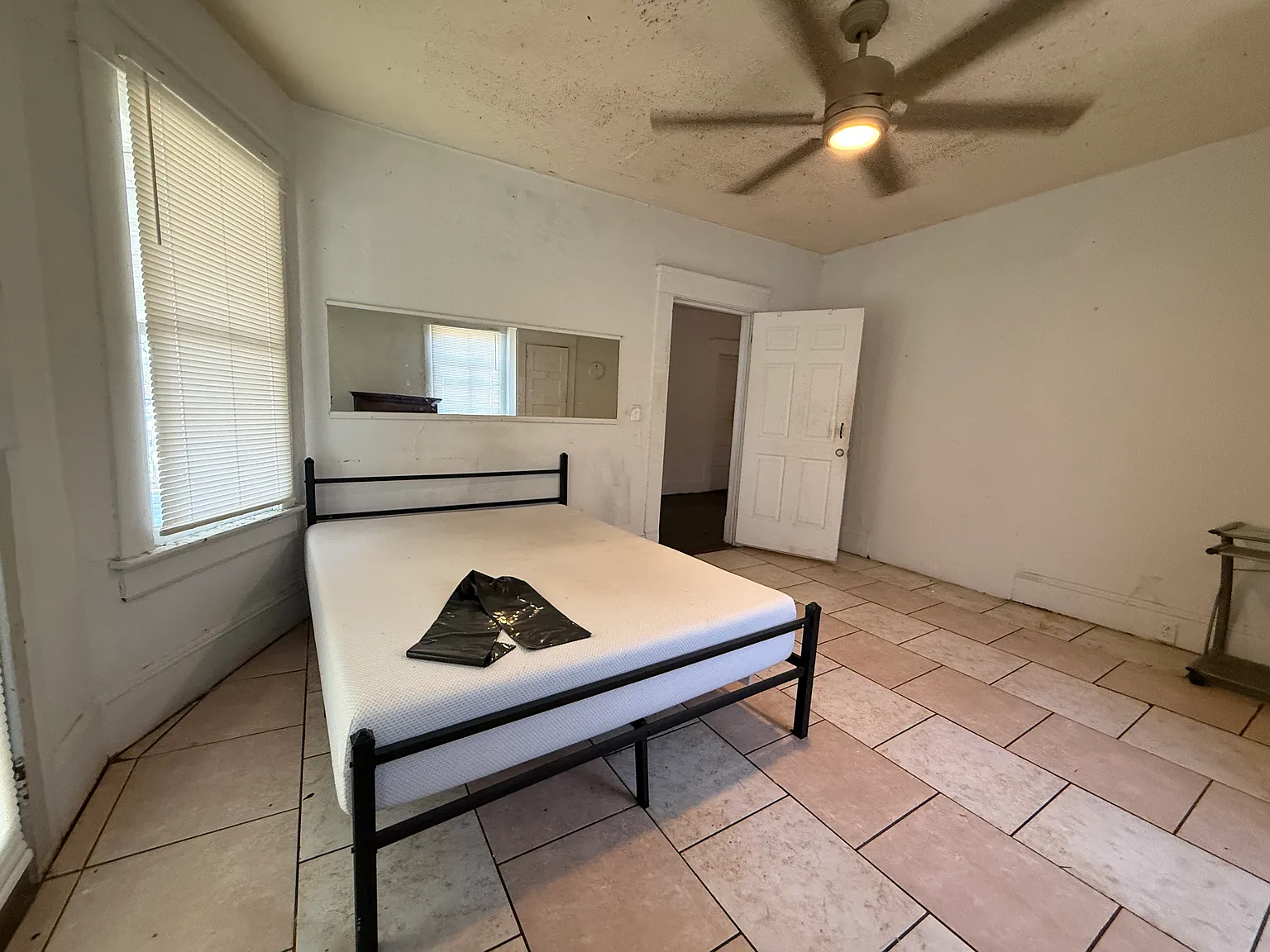 8 bed, 6000 sqft, $700 — Photo 4