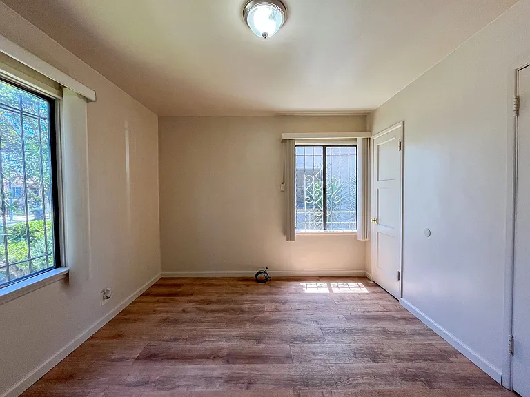 6605 S Van Ness Ave — Photo 16