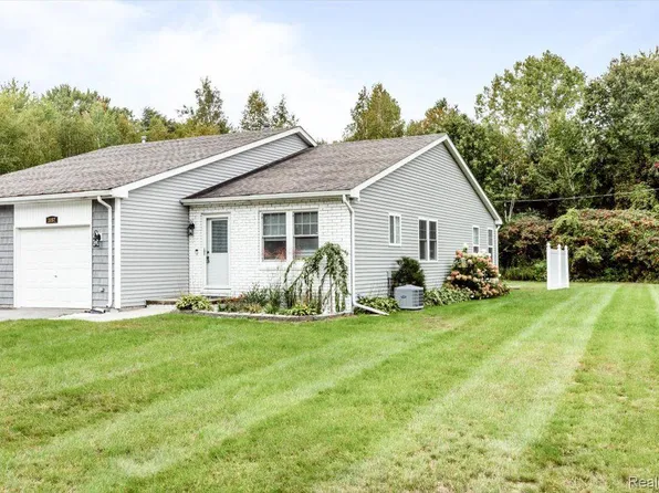 3857 Krafft Rd, Fort Gratiot, MI 48059