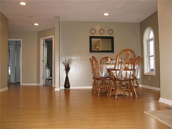 5th image of 61 N Wood St