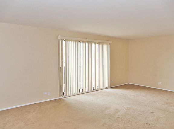 3rd image of 840 Wellington Ave Unit 309