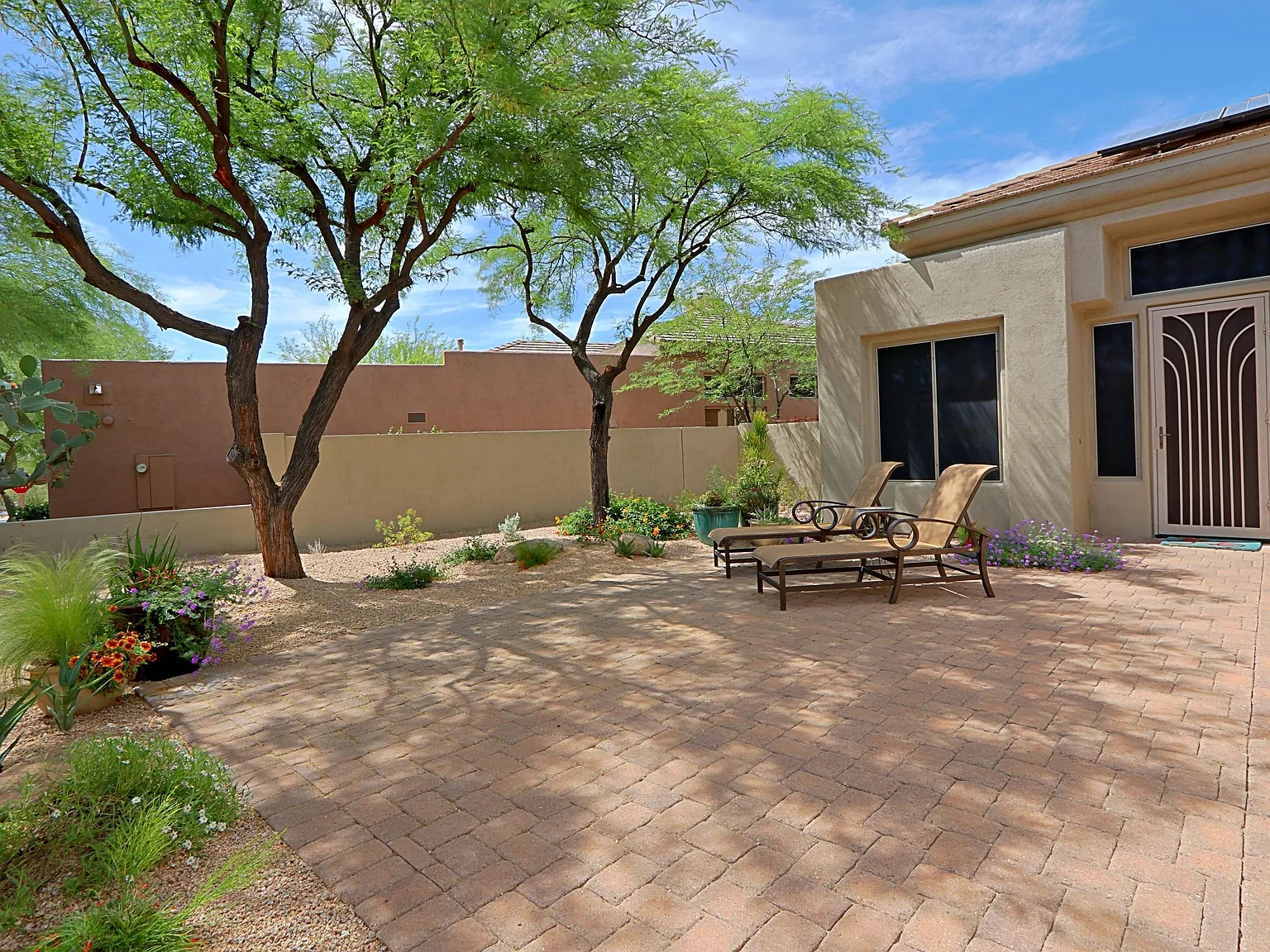 2 bed, 2.0 bath, 1609 sqft, $3,000 — Photo 2