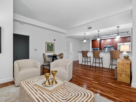 4th image of 1040 Broadway Park Unit 306
