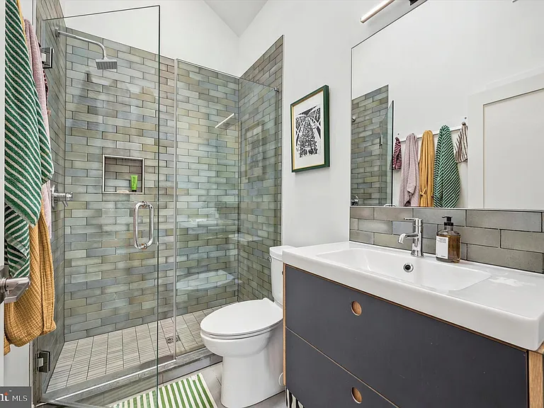 64 W Queen Ln — Photo 13