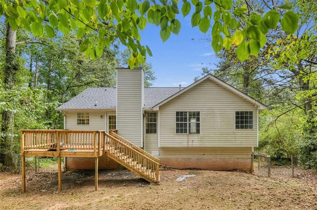 3 bed, 2.0 bath, 1415 sqft, $2,040 — Photo 3