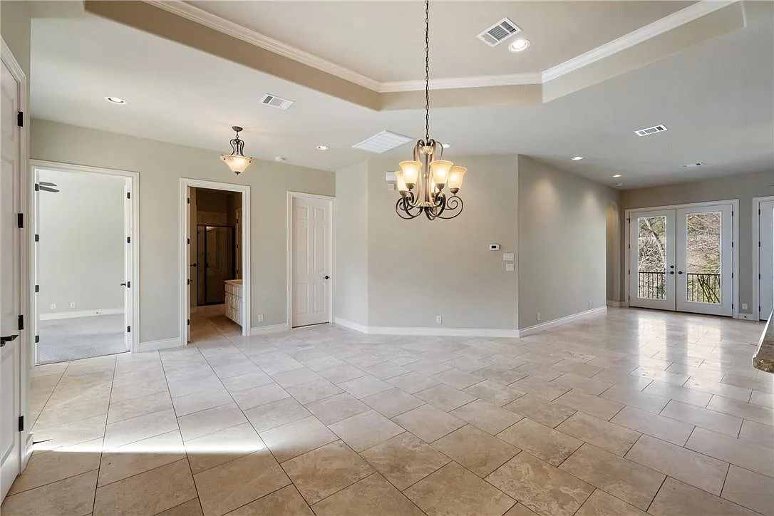 3 bed, 2.0 bath, 2150 sqft, $2,995 — Photo 2