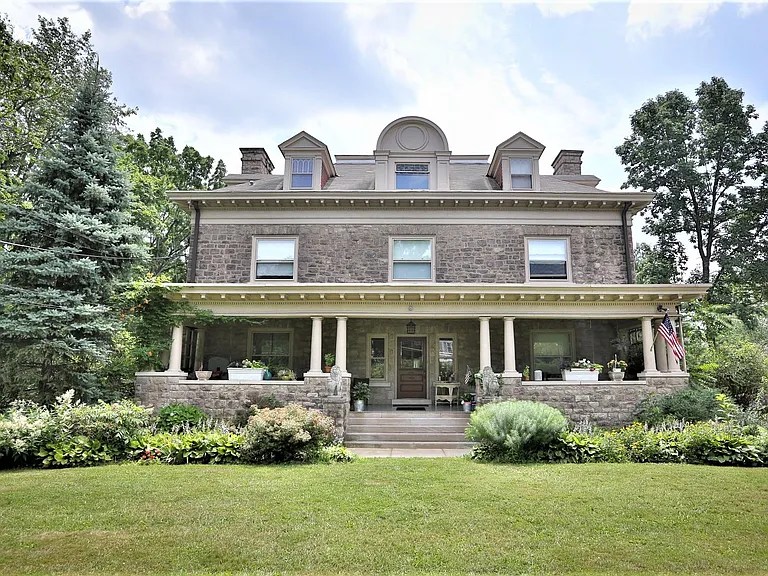 Georgian Mansion, Front View