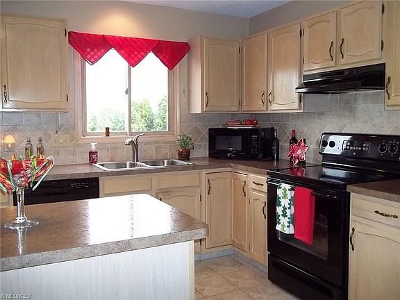 5th image of 16476 Currier Dr
