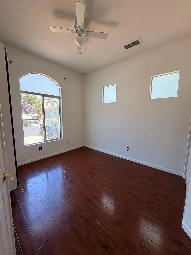 beautifully maintained 5-bedroom, 3-bath, 2,572 sq ft in Roseville — Photo 3
